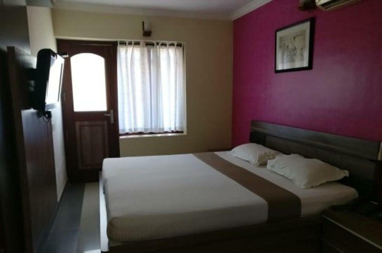 French Avenue Hotel Mahe Екстериор снимка